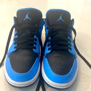 Jordan 1 low university blue.